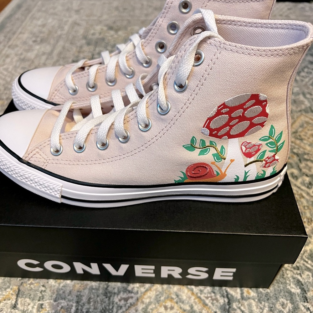 BRAND NEW Chuck Taylor All Star Embroidered Mushroom size Women’s 9.